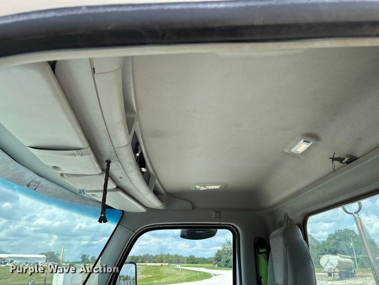 image for item FC1733 2019 Kenworth T880 semi truck