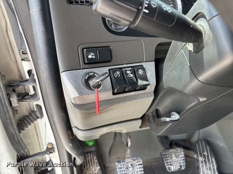 image for item FC1733 2019 Kenworth T880 semi truck