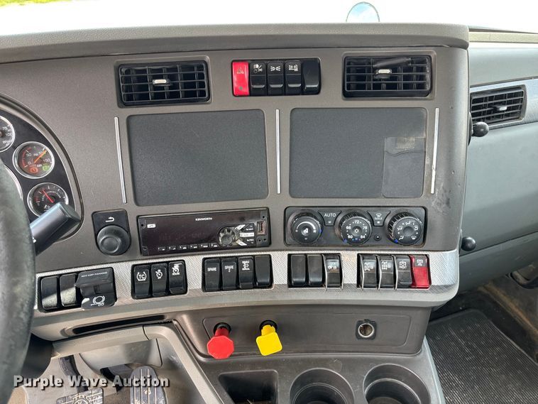 image for item FC1733 2019 Kenworth T880 semi truck