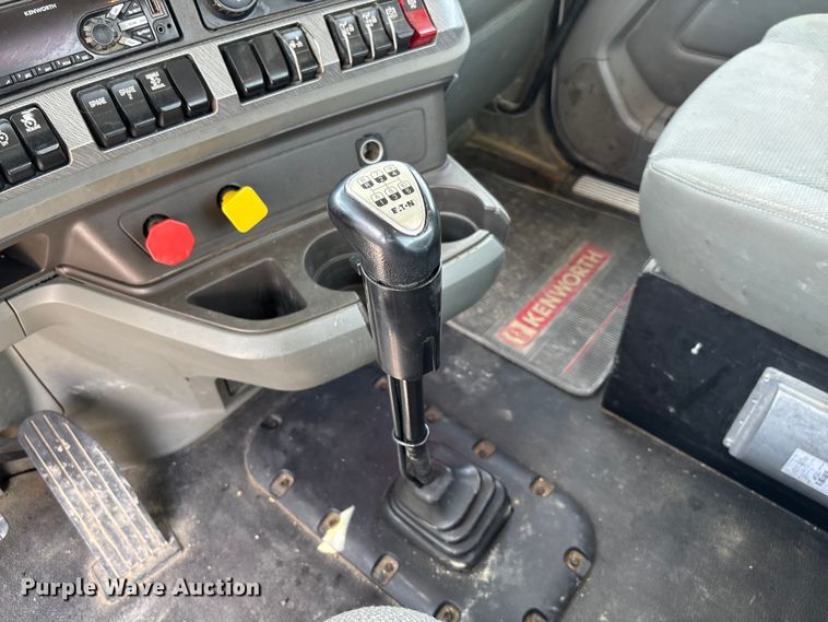 image for item FC1733 2019 Kenworth T880 semi truck