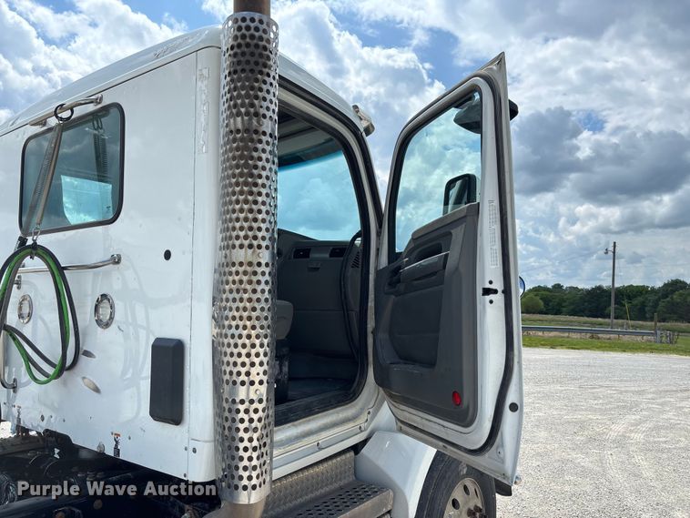 image for item FC1733 2019 Kenworth T880 semi truck