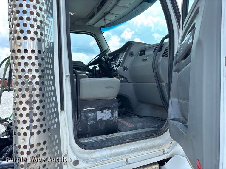 image for item FC1733 2019 Kenworth T880 semi truck