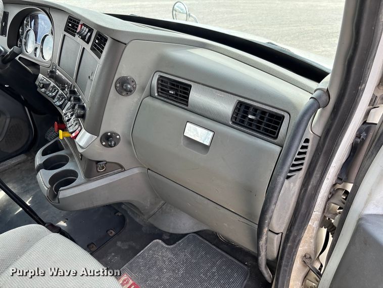 image for item FC1733 2019 Kenworth T880 semi truck
