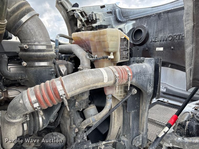 image for item FC1733 2019 Kenworth T880 semi truck