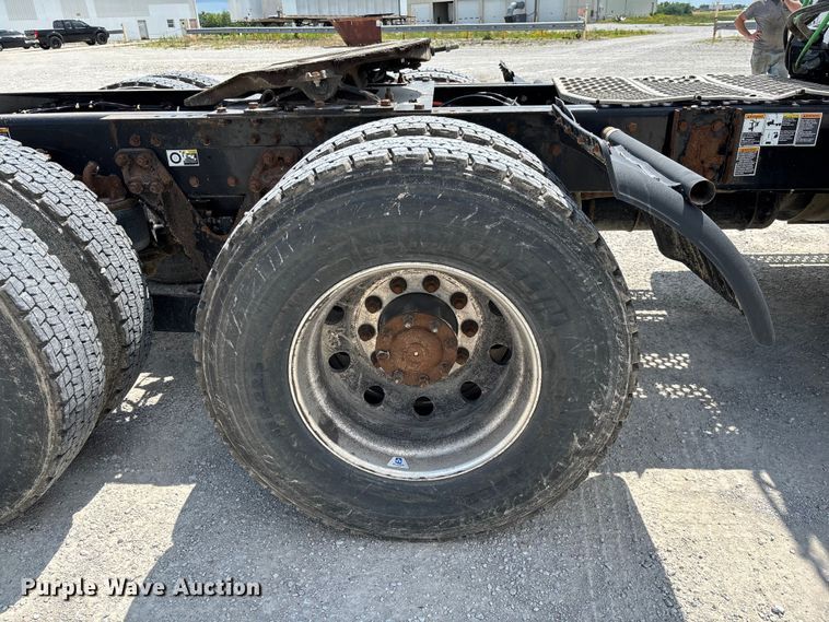 image for item FC1733 2019 Kenworth T880 semi truck
