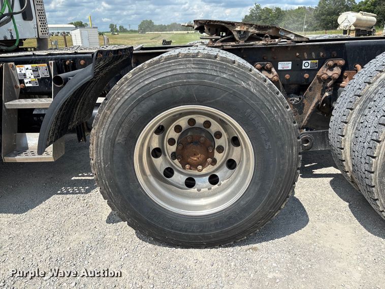 image for item FC1733 2019 Kenworth T880 semi truck