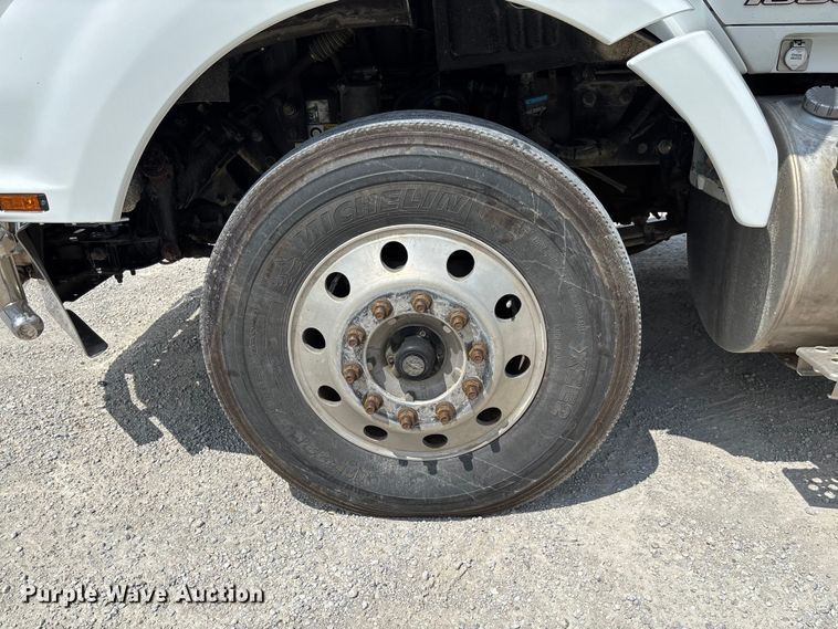 image for item FC1733 2019 Kenworth T880 semi truck