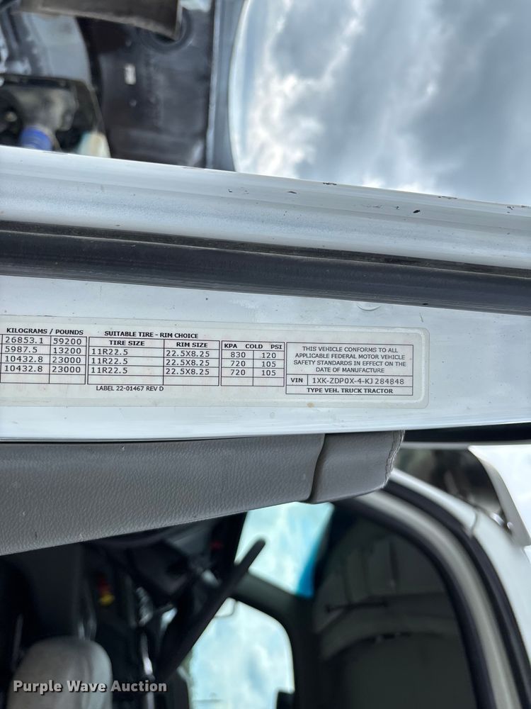 image for item FC1733 2019 Kenworth T880 semi truck