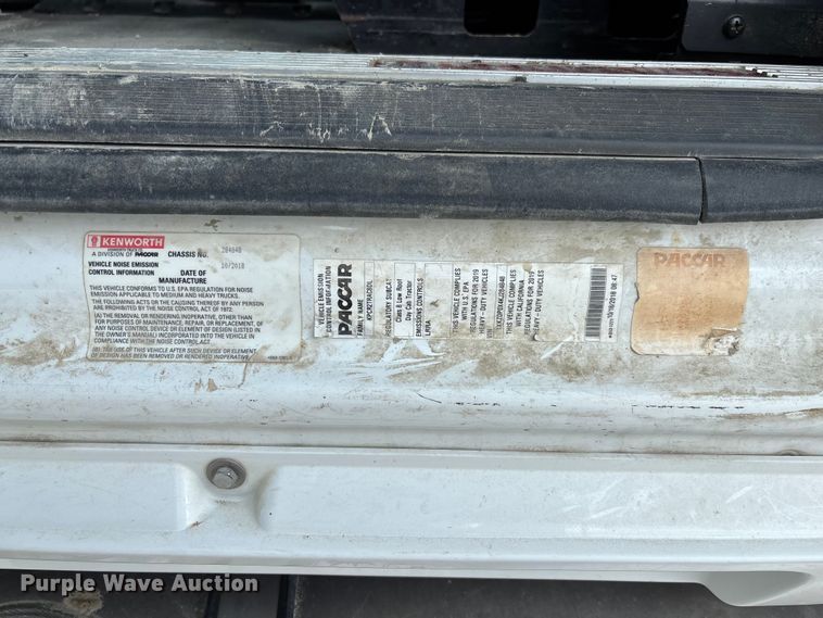 image for item FC1733 2019 Kenworth T880 semi truck