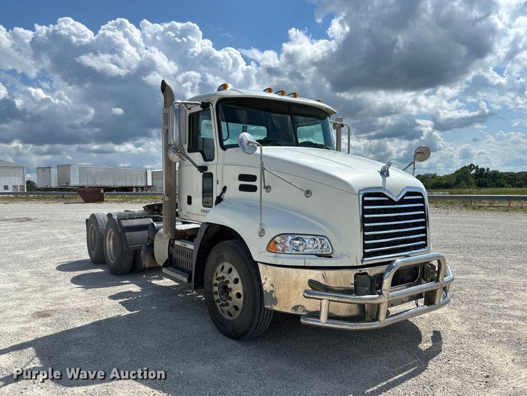 image for item FC1734 2016 Mack CXU613 semi truck