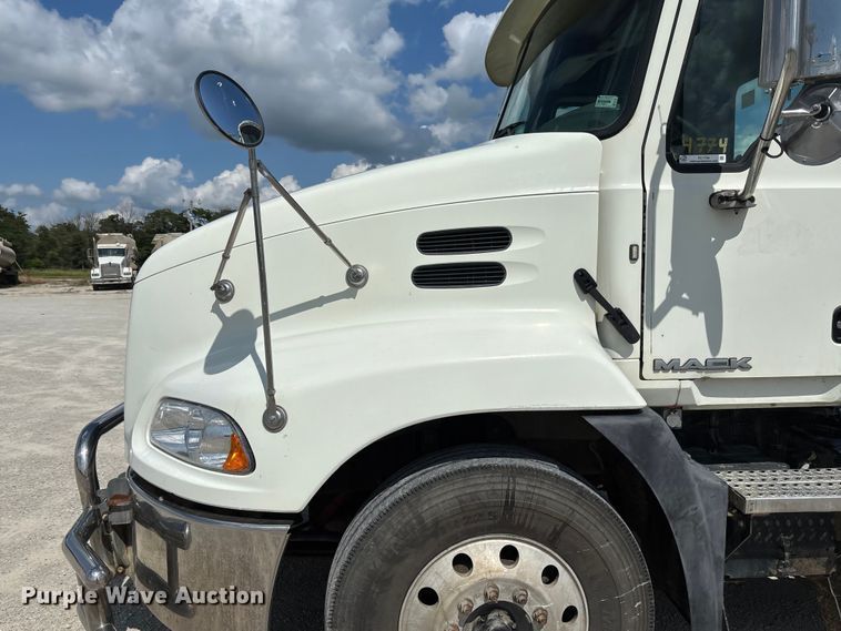 image for item FC1734 2016 Mack CXU613 semi truck