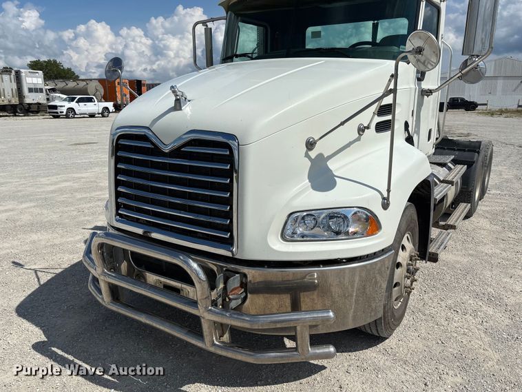 image for item FC1734 2016 Mack CXU613 semi truck