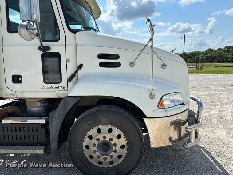 image for item FC1734 2016 Mack CXU613 semi truck
