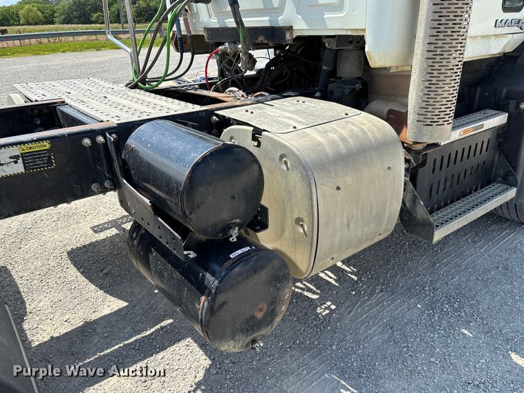 image for item FC1734 2016 Mack CXU613 semi truck