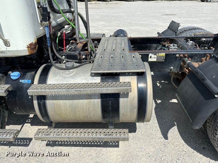 image for item FC1734 2016 Mack CXU613 semi truck