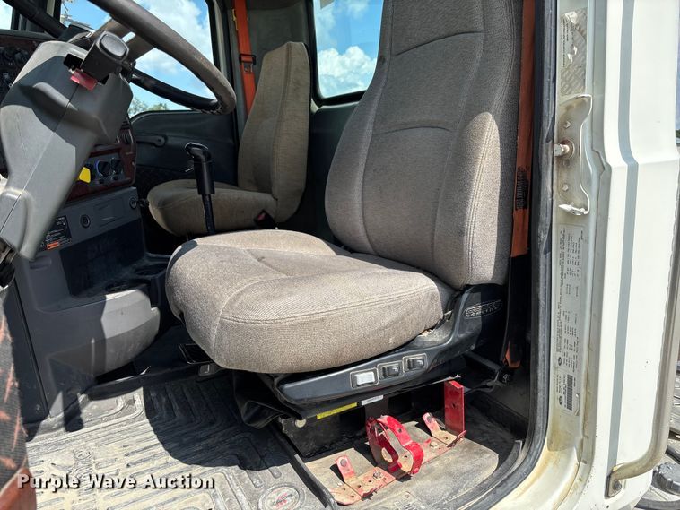 image for item FC1734 2016 Mack CXU613 semi truck