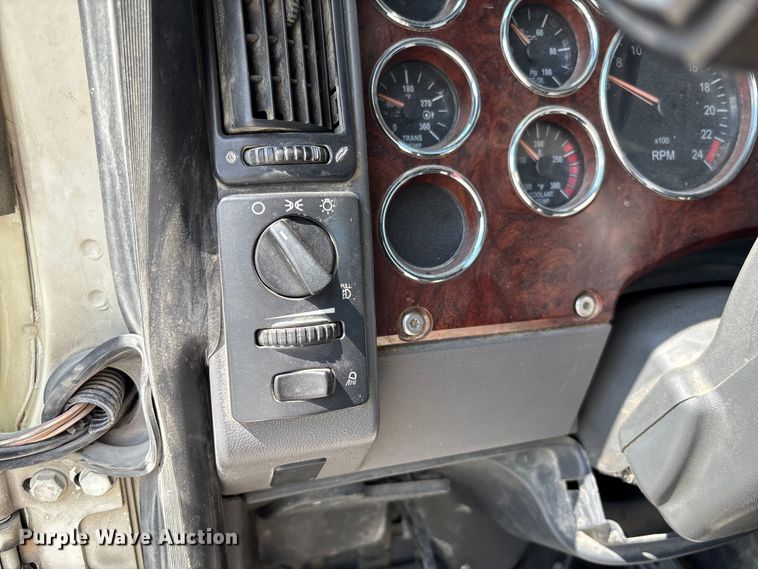 image for item FC1734 2016 Mack CXU613 semi truck