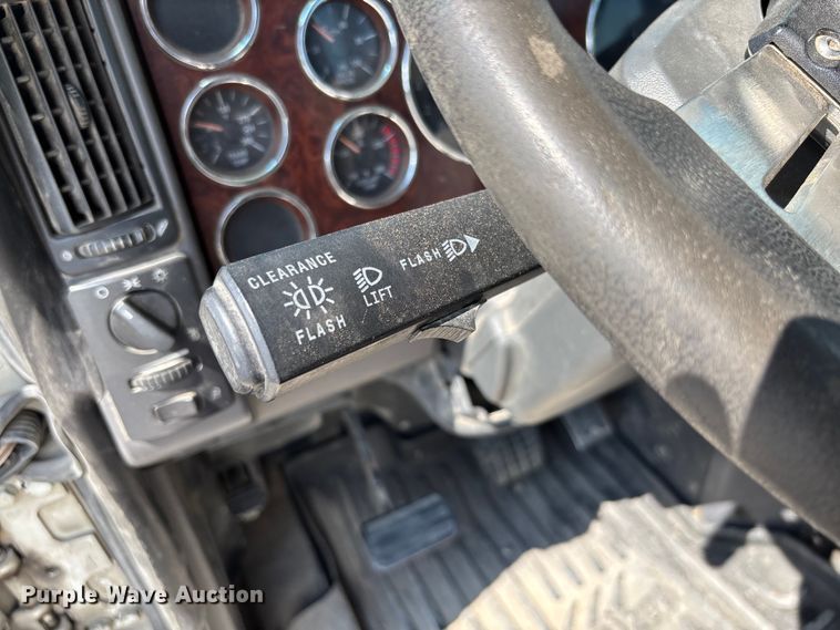 image for item FC1734 2016 Mack CXU613 semi truck
