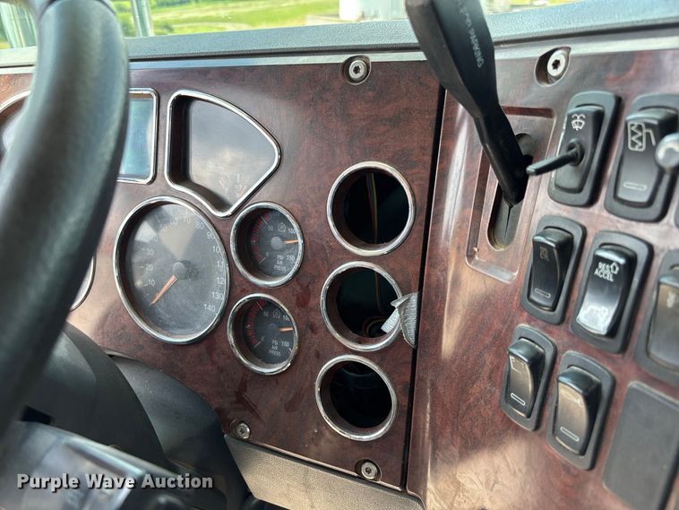 image for item FC1734 2016 Mack CXU613 semi truck