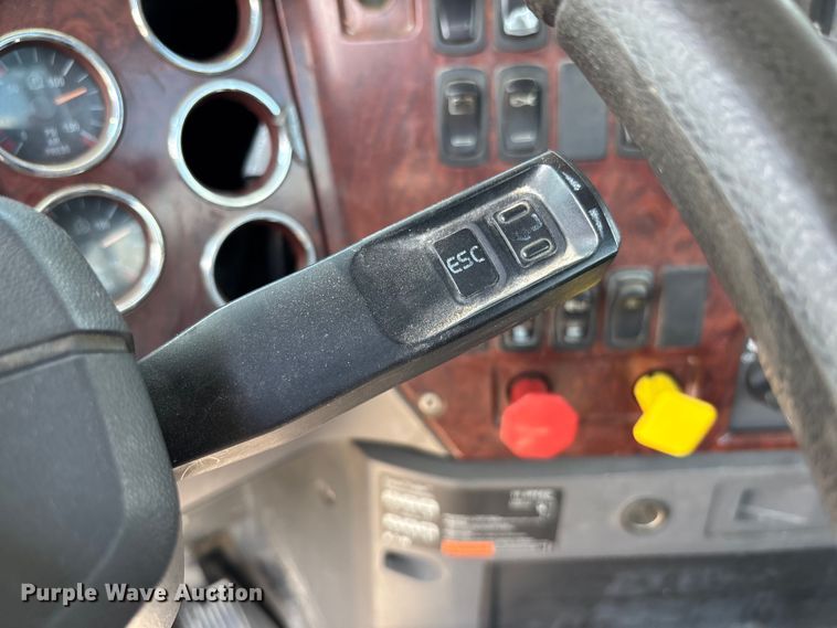 image for item FC1734 2016 Mack CXU613 semi truck