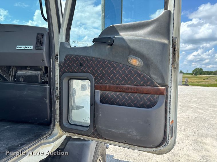 image for item FC1734 2016 Mack CXU613 semi truck