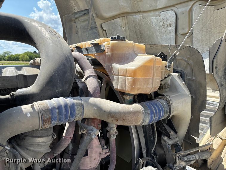 image for item FC1734 2016 Mack CXU613 semi truck
