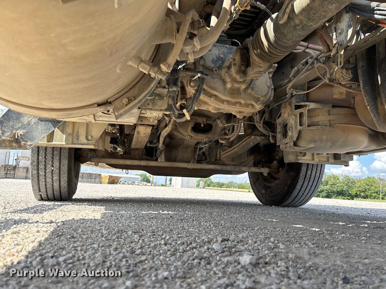 image for item FC1734 2016 Mack CXU613 semi truck