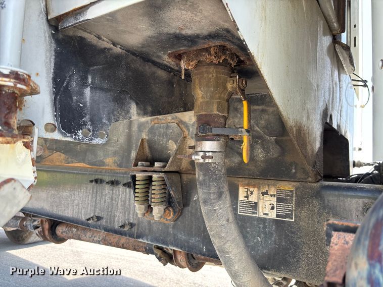 image for item FC1738 2018 Peterbilt 337 refuse truck