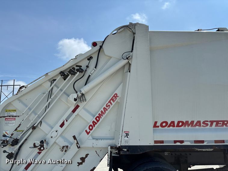 image for item FC1738 2018 Peterbilt 337 refuse truck