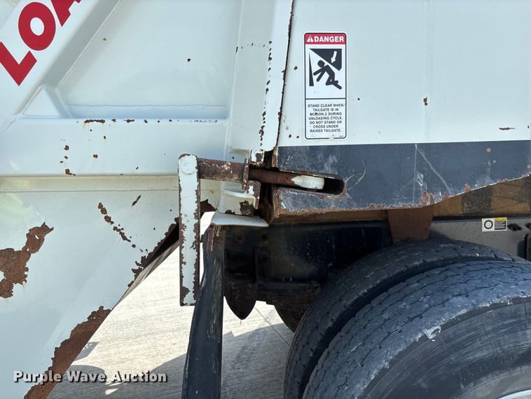 image for item FC1738 2018 Peterbilt 337 refuse truck