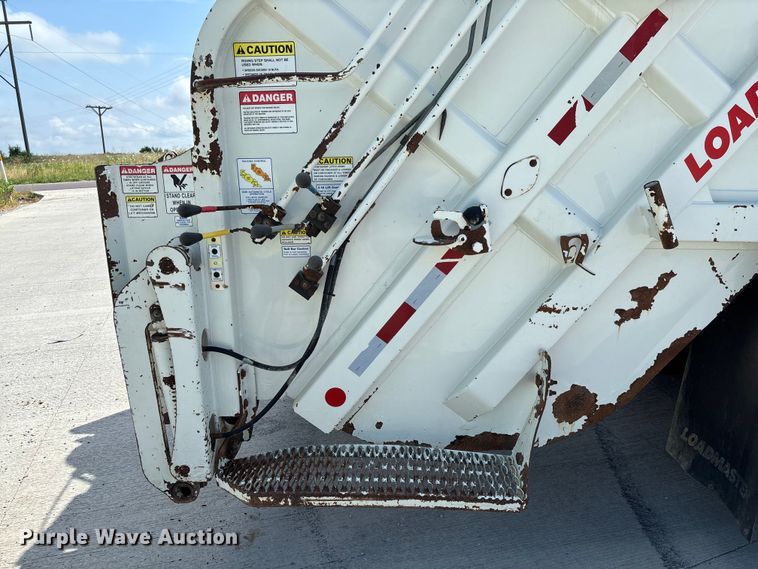 image for item FC1738 2018 Peterbilt 337 refuse truck