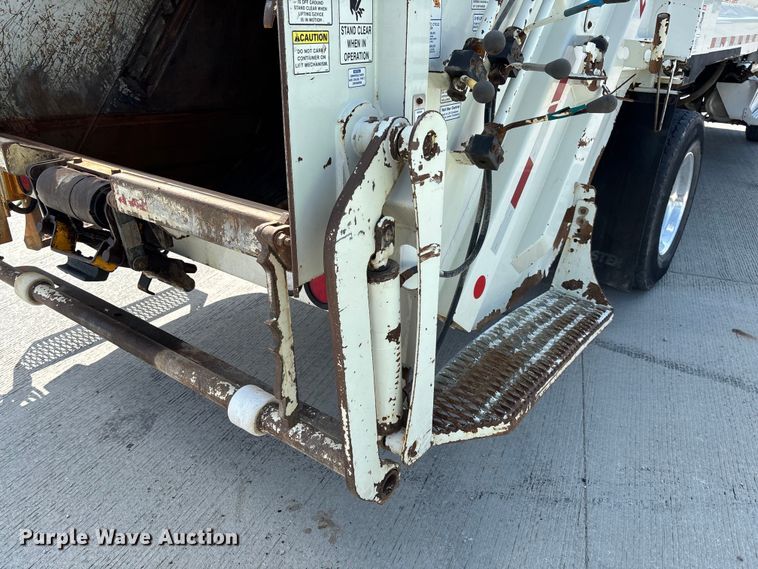 image for item FC1738 2018 Peterbilt 337 refuse truck