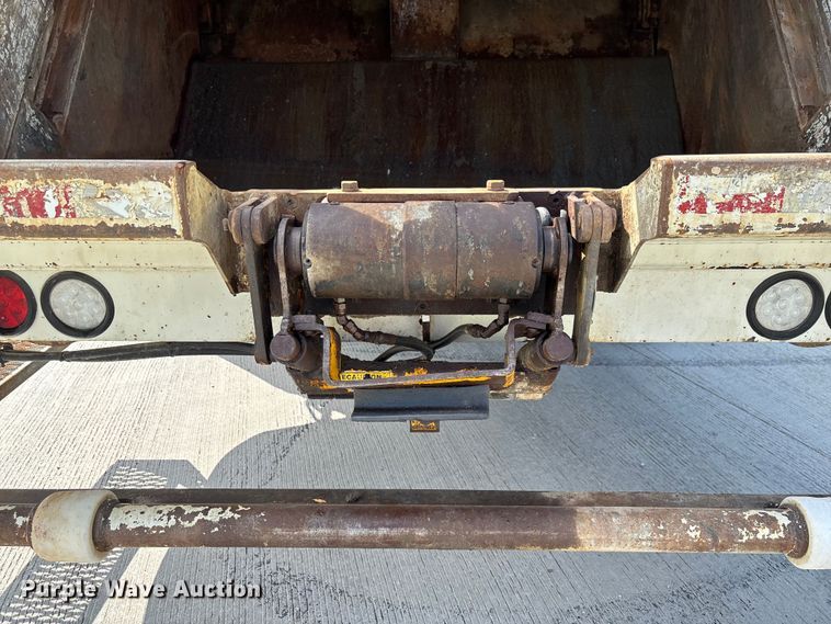 image for item FC1738 2018 Peterbilt 337 refuse truck