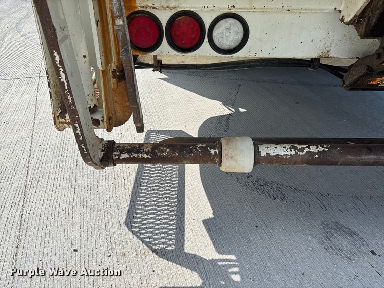 image for item FC1738 2018 Peterbilt 337 refuse truck