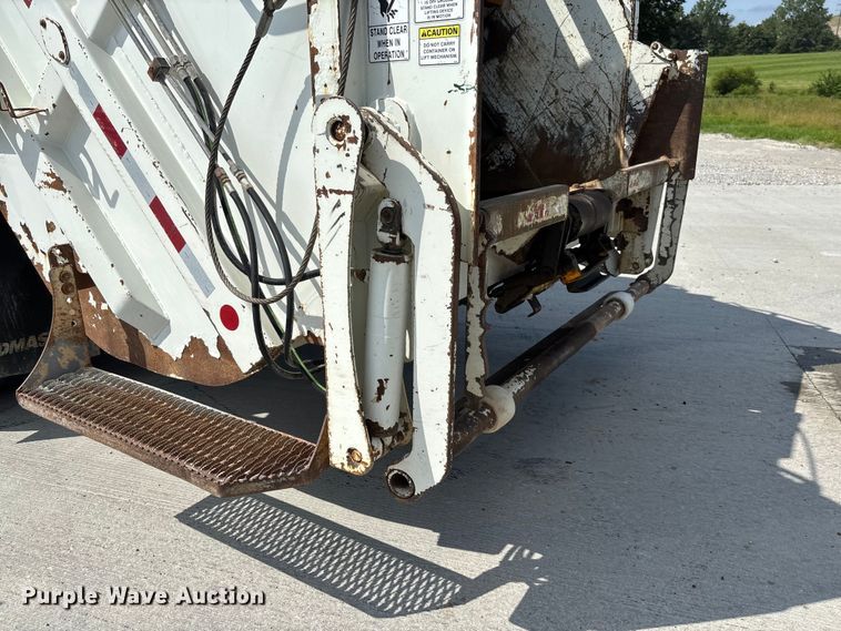 image for item FC1738 2018 Peterbilt 337 refuse truck