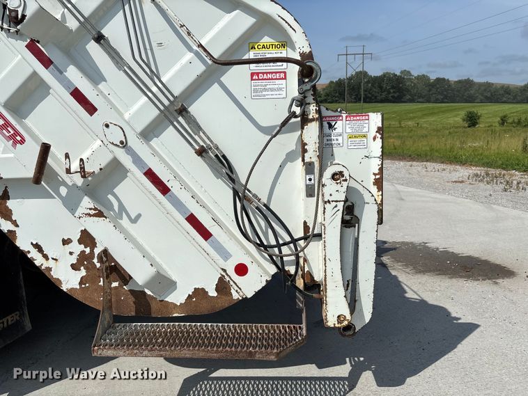image for item FC1738 2018 Peterbilt 337 refuse truck