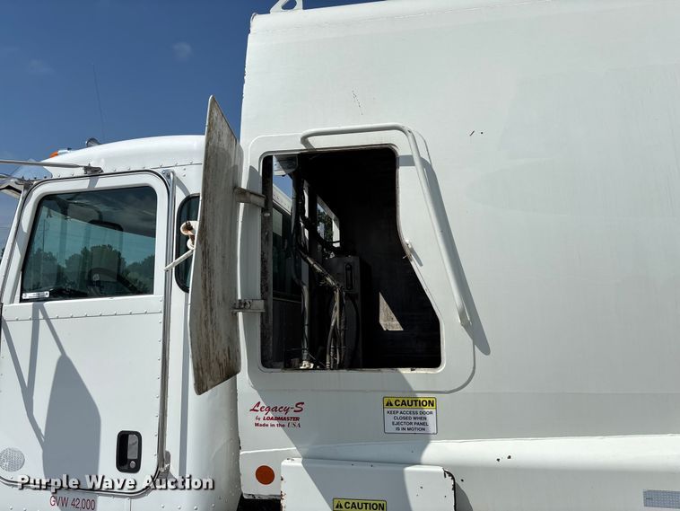 image for item FC1738 2018 Peterbilt 337 refuse truck