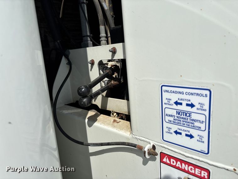image for item FC1738 2018 Peterbilt 337 refuse truck