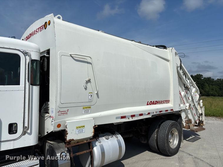 image for item FC1738 2018 Peterbilt 337 refuse truck
