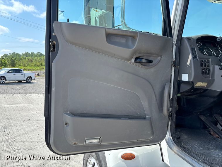 image for item FC1738 2018 Peterbilt 337 refuse truck