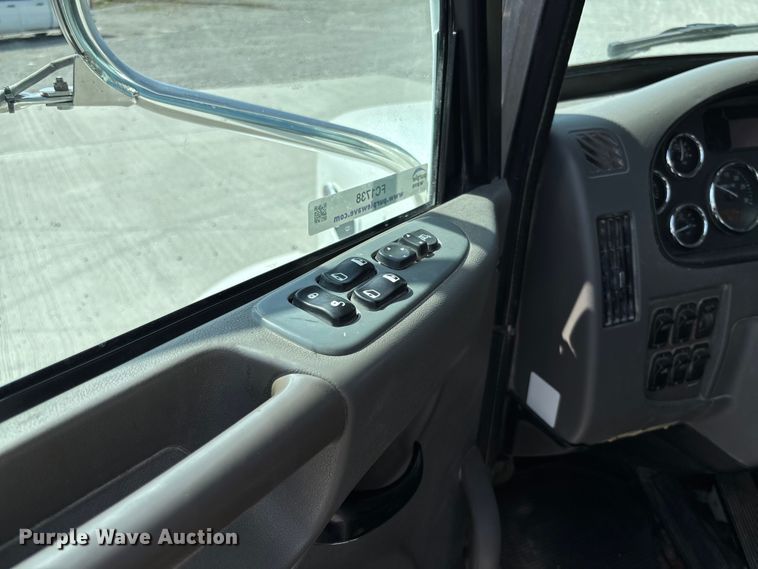 image for item FC1738 2018 Peterbilt 337 refuse truck