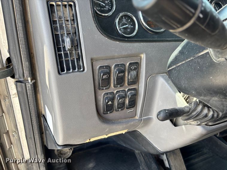image for item FC1738 2018 Peterbilt 337 refuse truck