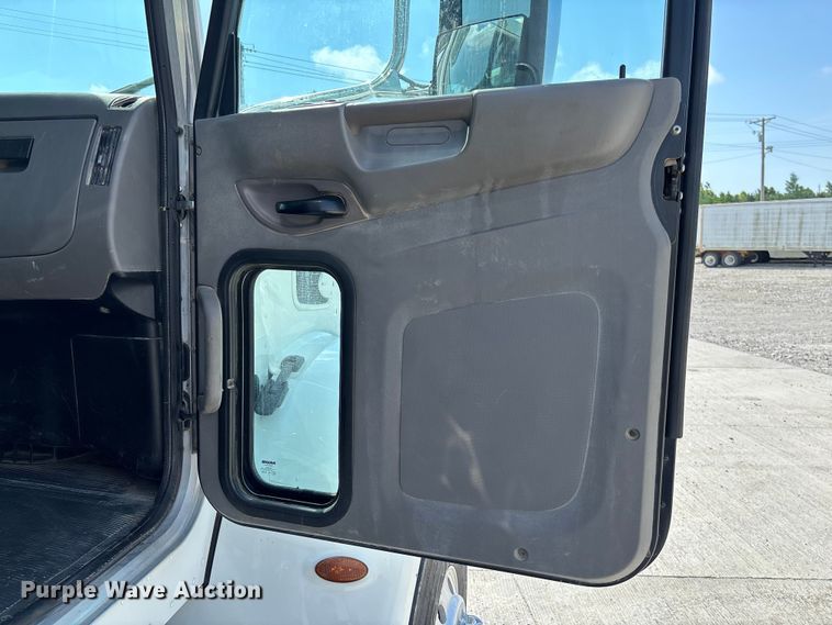 image for item FC1738 2018 Peterbilt 337 refuse truck