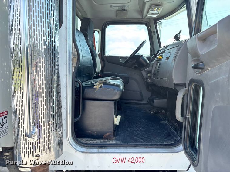 image for item FC1738 2018 Peterbilt 337 refuse truck