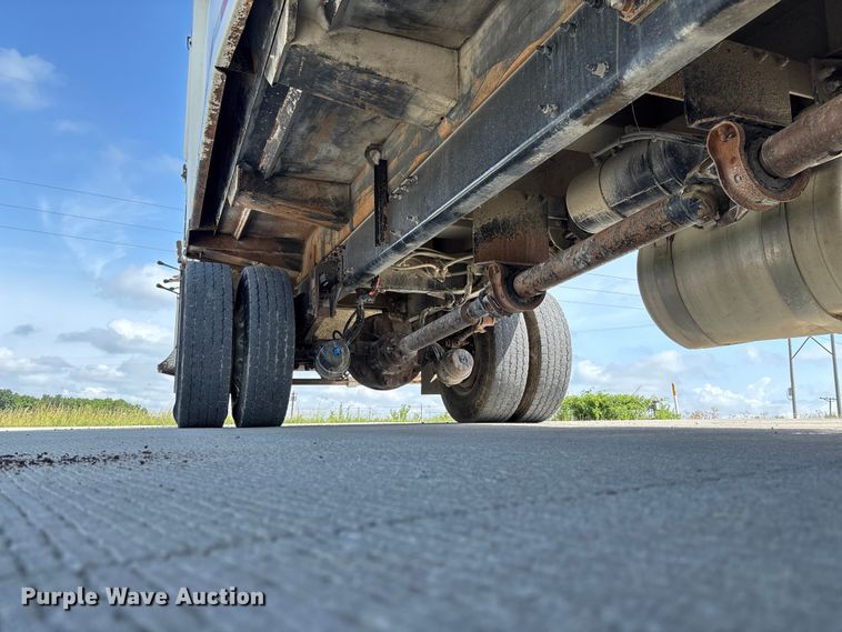 image for item FC1738 2018 Peterbilt 337 refuse truck