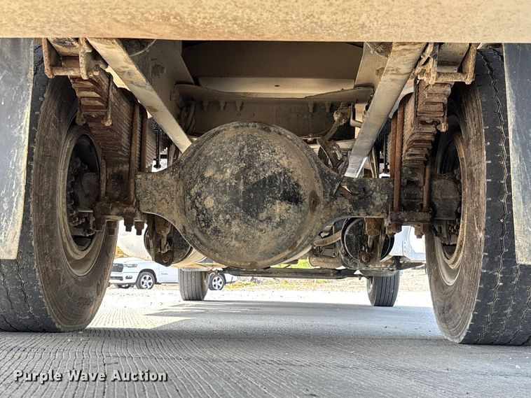 image for item FC1738 2018 Peterbilt 337 refuse truck