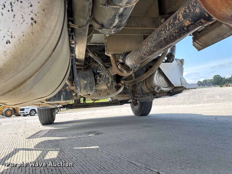 image for item FC1738 2018 Peterbilt 337 refuse truck