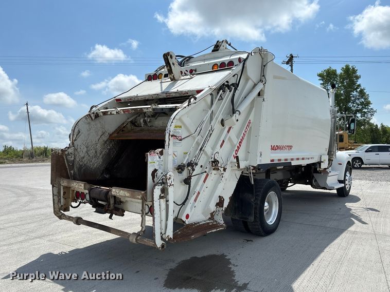 image for item FC1739 2018 Peterbilt 337 refuse truck