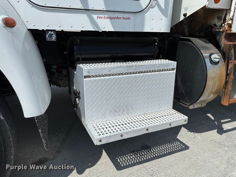 image for item FC1739 2018 Peterbilt 337 refuse truck
