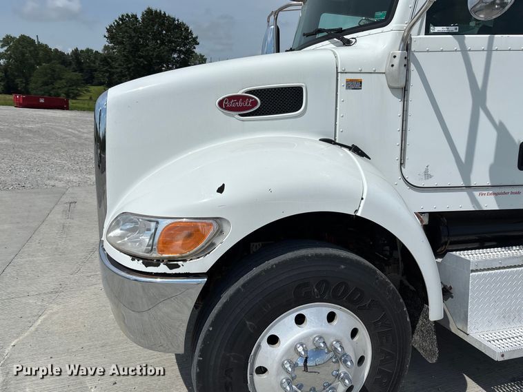 image for item FC1739 2018 Peterbilt 337 refuse truck